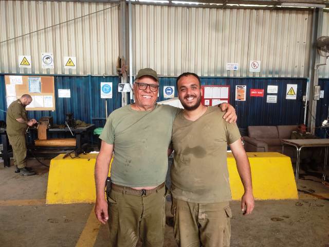 מדהים - סיפורו של מכונאי הטנקים בן 67 המבצע מילואים בתיקון טנקי מרכבה מפרוץ המלחמה - הקרבה ונתינה בלתי נלאים - מצדיע לך. רנ"ג במילואים אברם חדד

